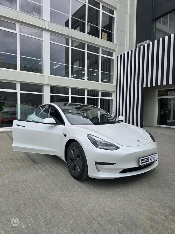 Tesla Model 3, Седан