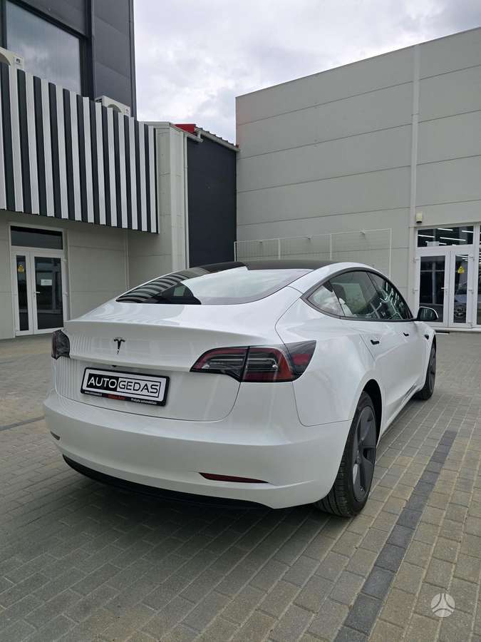 Tesla Model 3, Седан