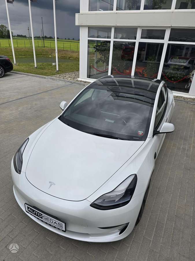 Tesla Model 3, Седан
