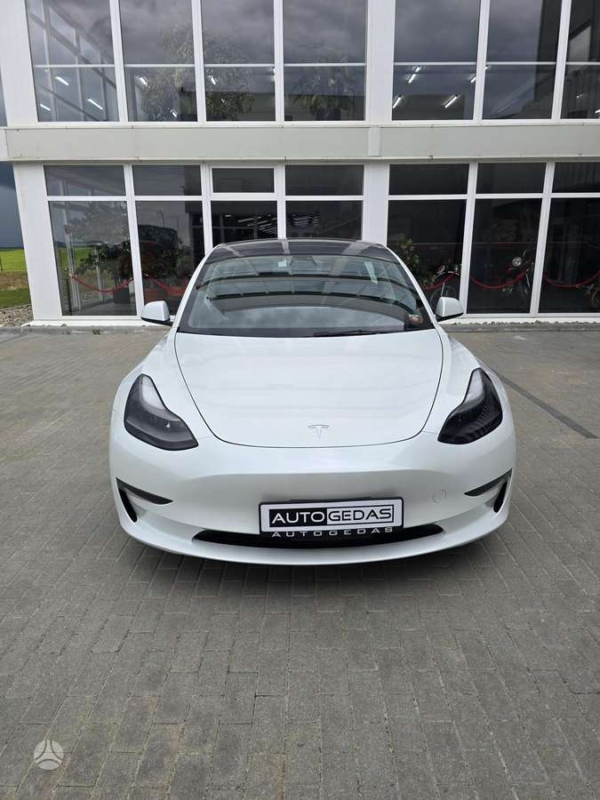 Tesla Model 3, Седан