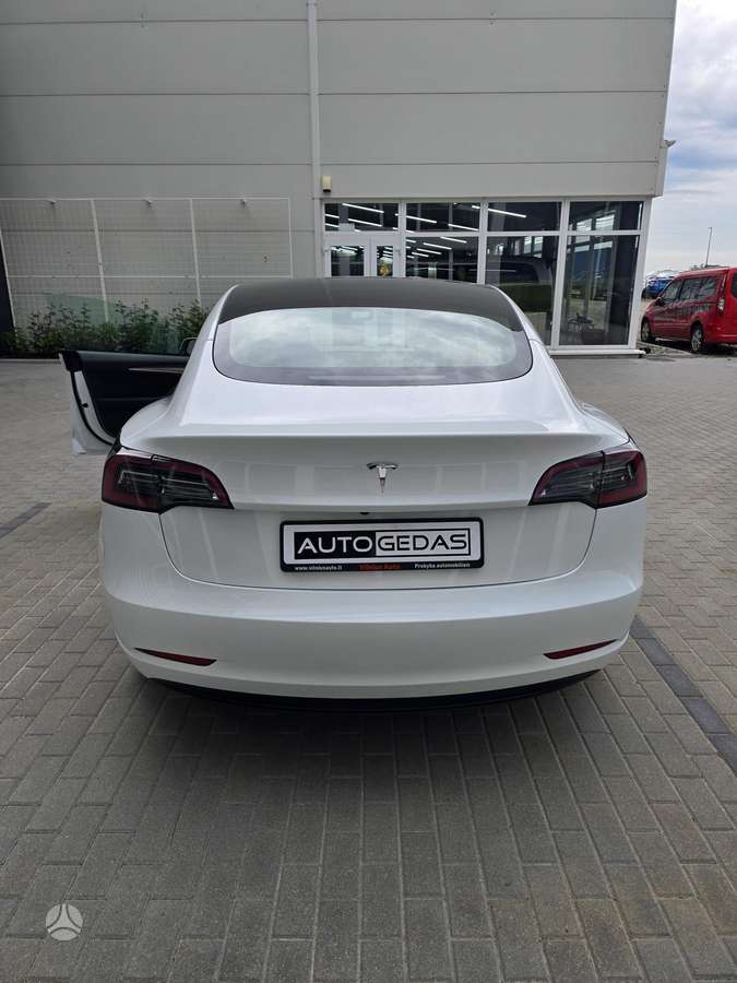 Tesla Model 3, Седан