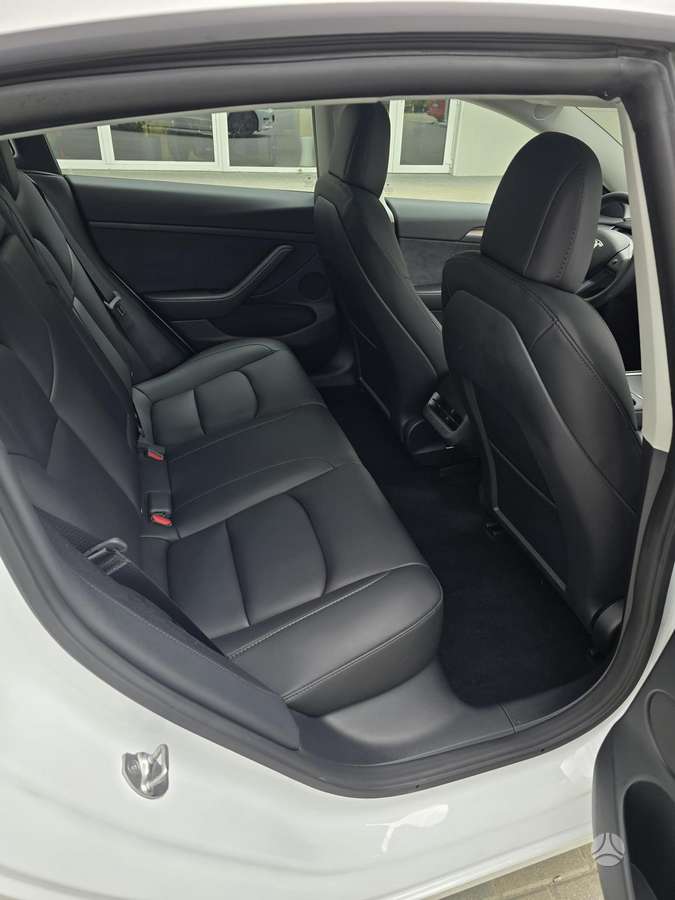 Tesla Model 3, Седан
