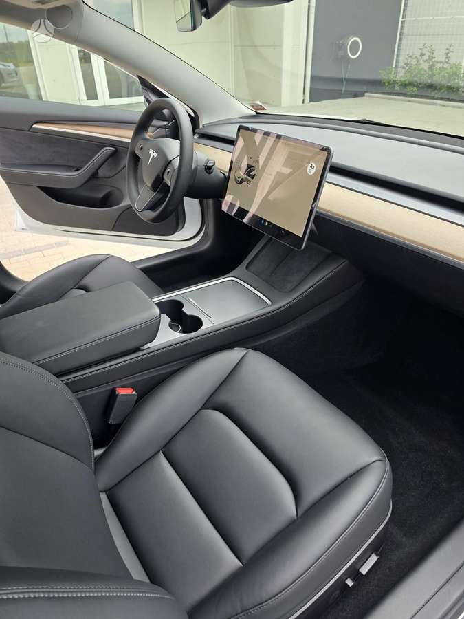 Tesla Model 3, Седан