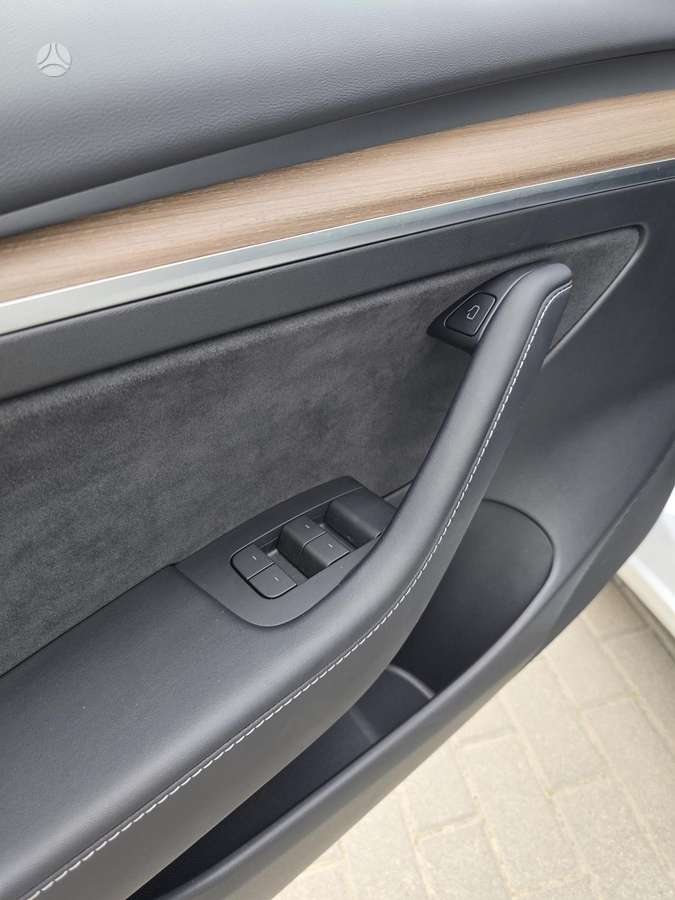Tesla Model 3, Седан