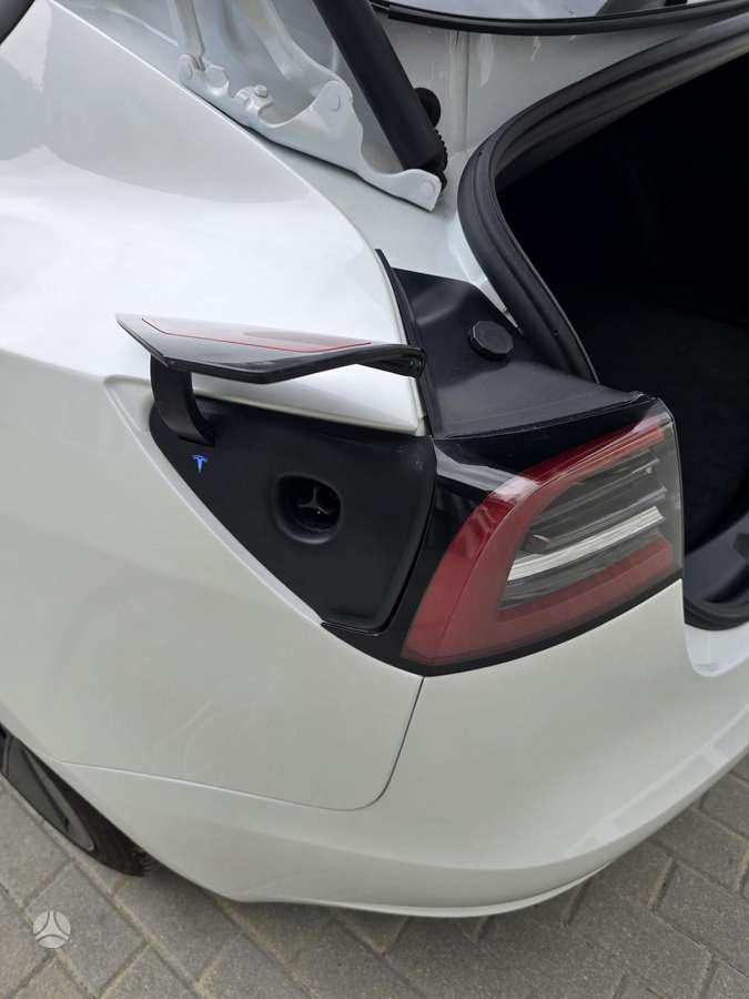 Tesla Model 3, Седан