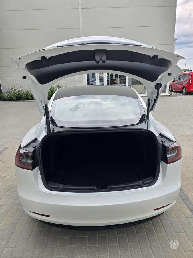 Tesla Model 3, Седан