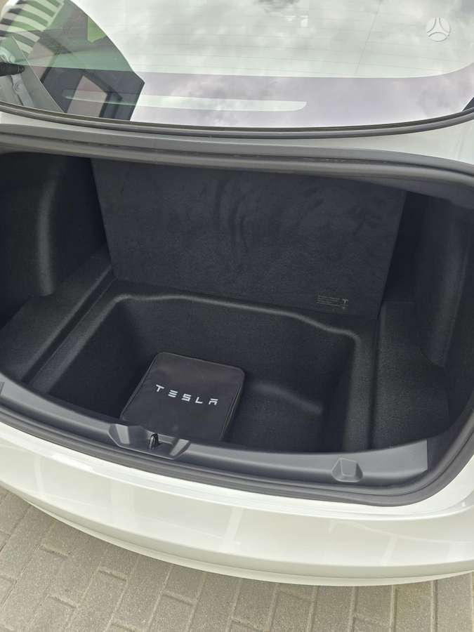 Tesla Model 3, Седан