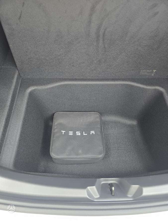 Tesla Model 3, Седан