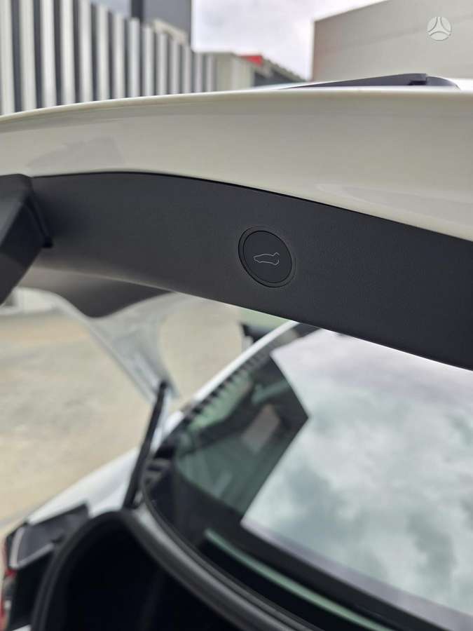 Tesla Model 3, Седан
