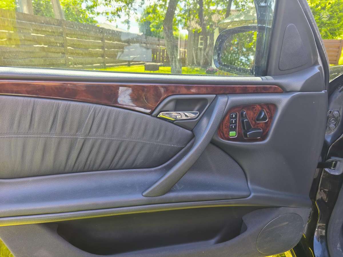 Mercedes-Benz E320, 3.2 l., Седан