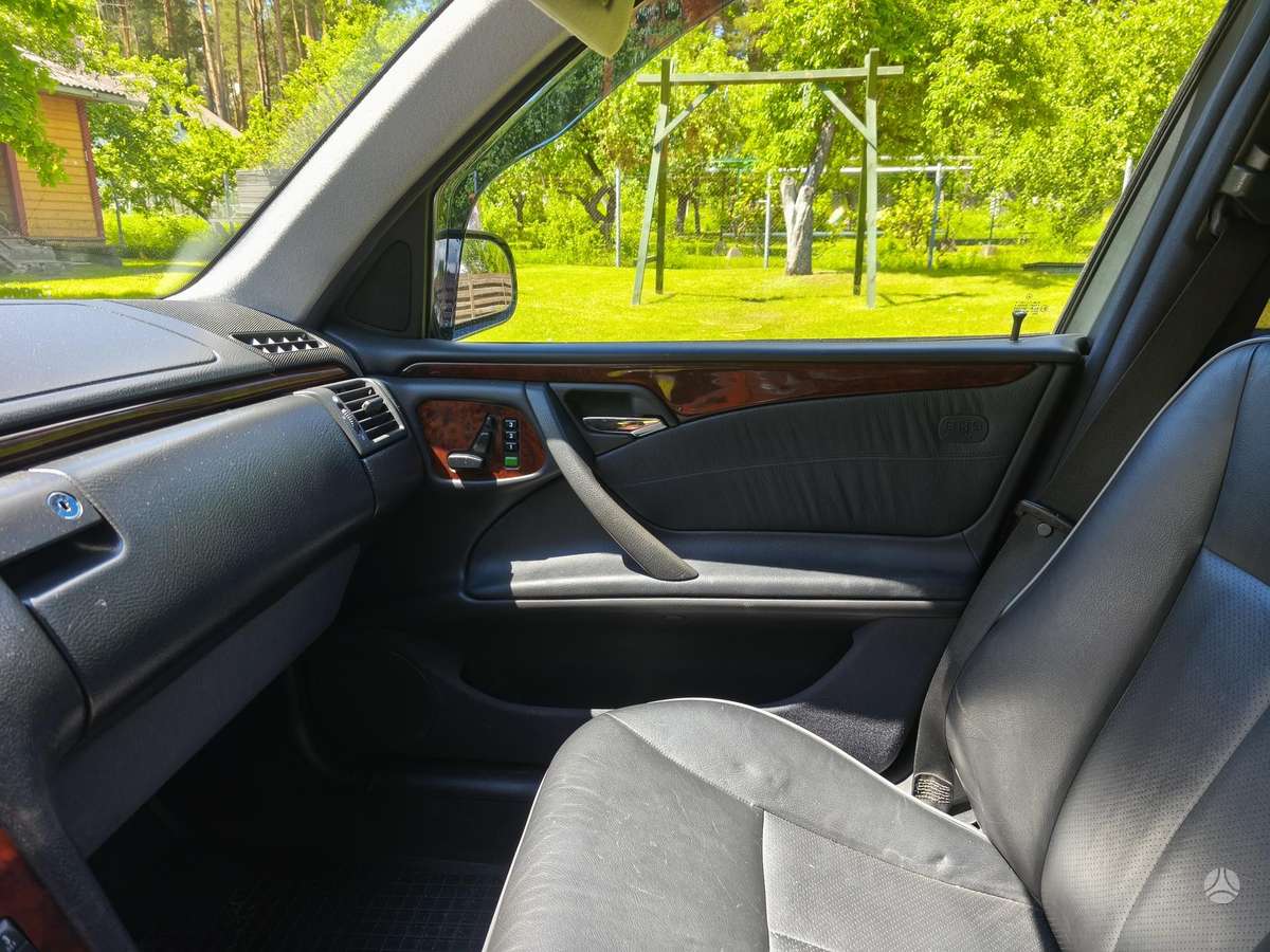 Mercedes-Benz E320, 3.2 l., Седан