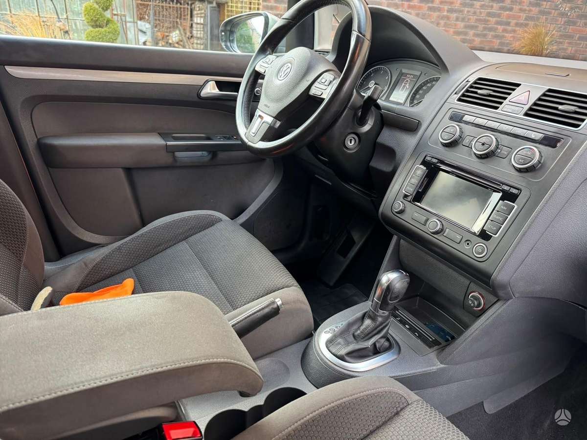 Volkswagen Touran - 12