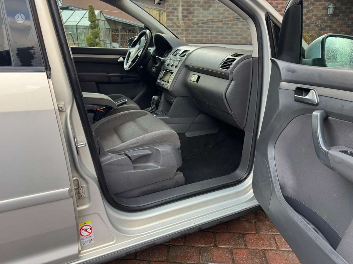 Volkswagen Touran - 11
