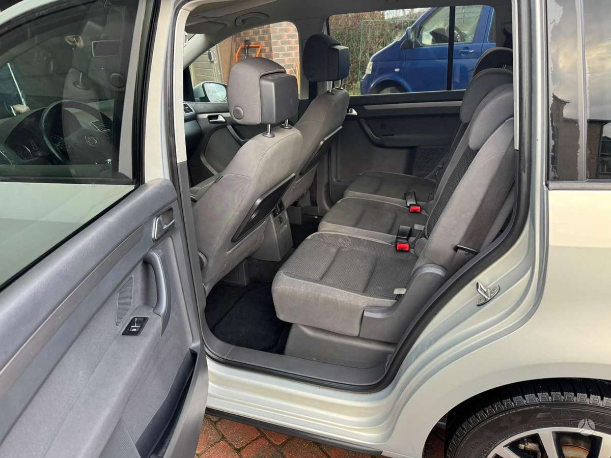 Volkswagen Touran - 10