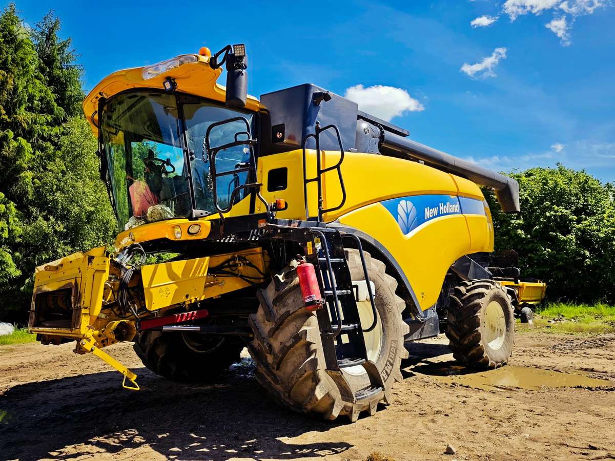 New Holland CX8080, combine harvesters