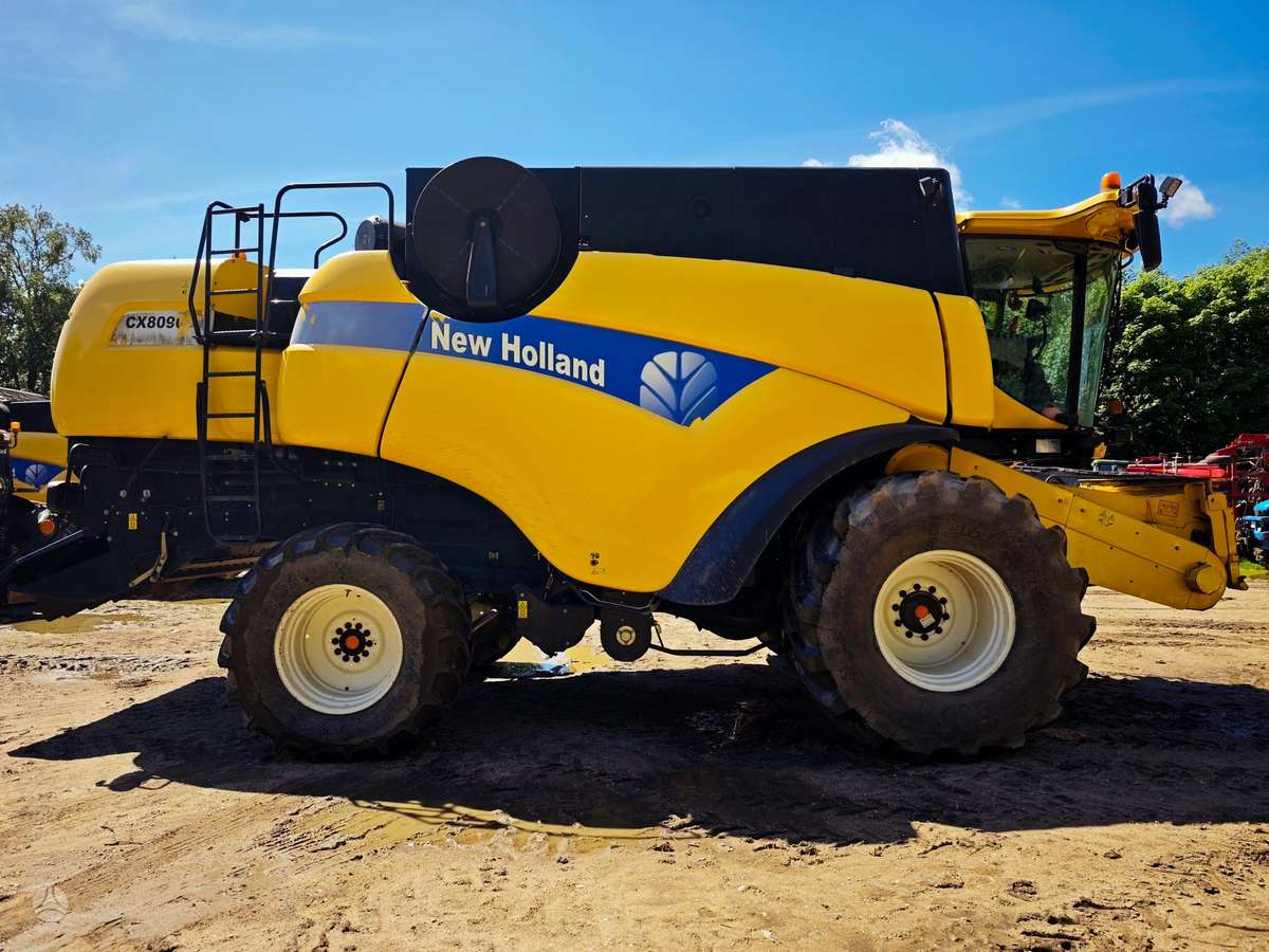 New Holland CX8080, combine harvesters