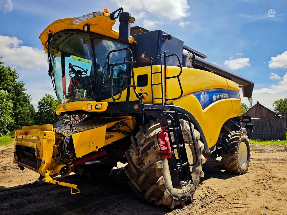 New Holland CX8080, combine harvesters