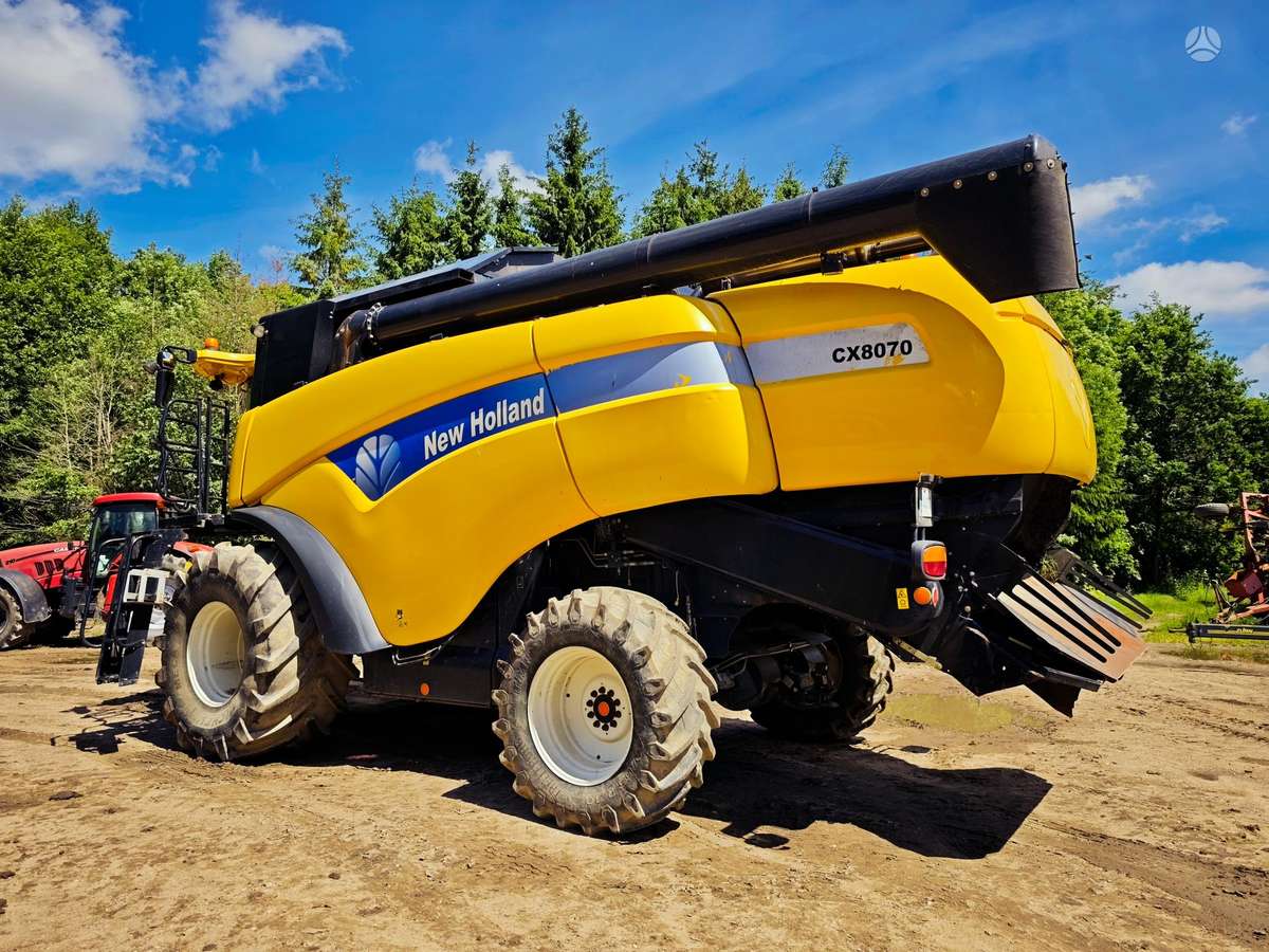 New Holland CX8080, combine harvesters