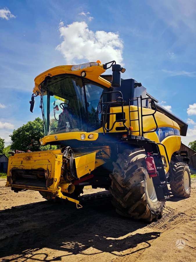 New Holland CX8080, combine harvesters