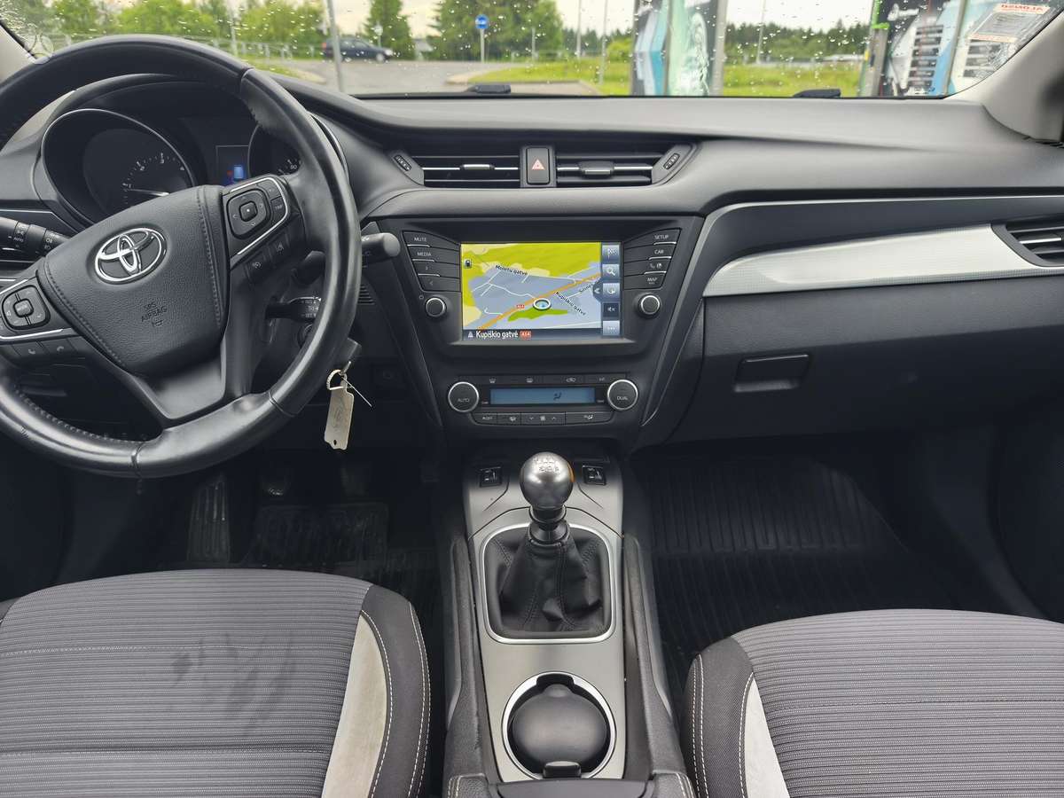 Toyota Avensis - 8