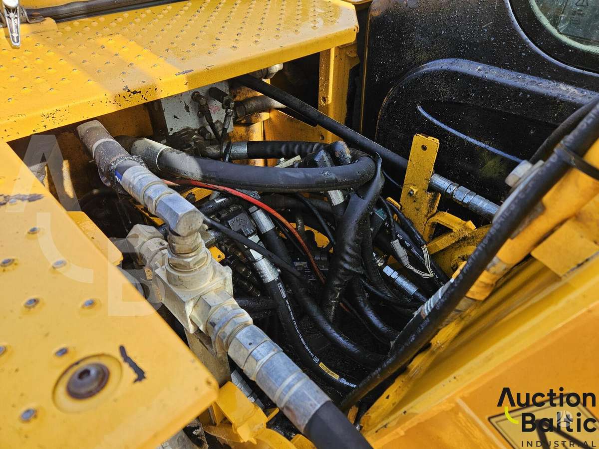 JCB JS130LC T4, excavator