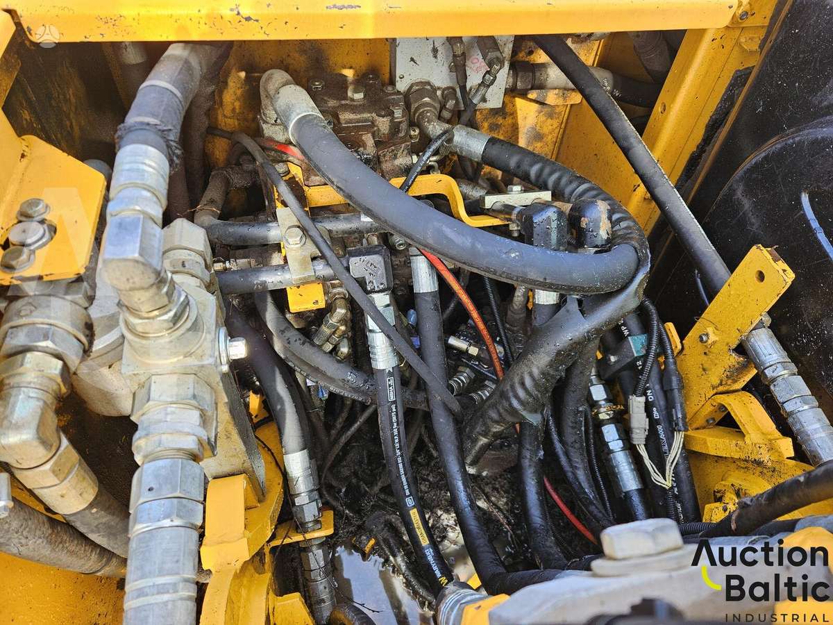 JCB JS130LC T4, excavator