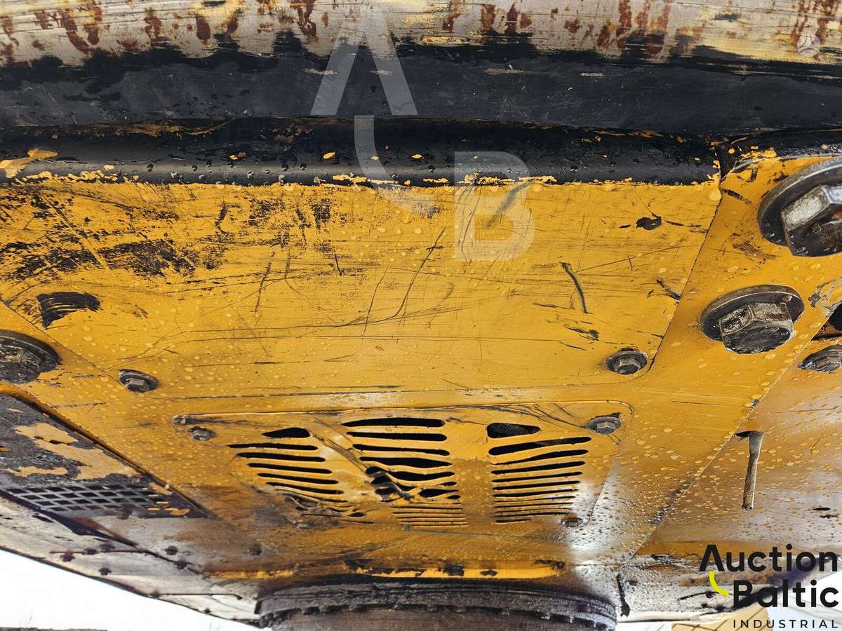JCB JS130LC T4, excavator