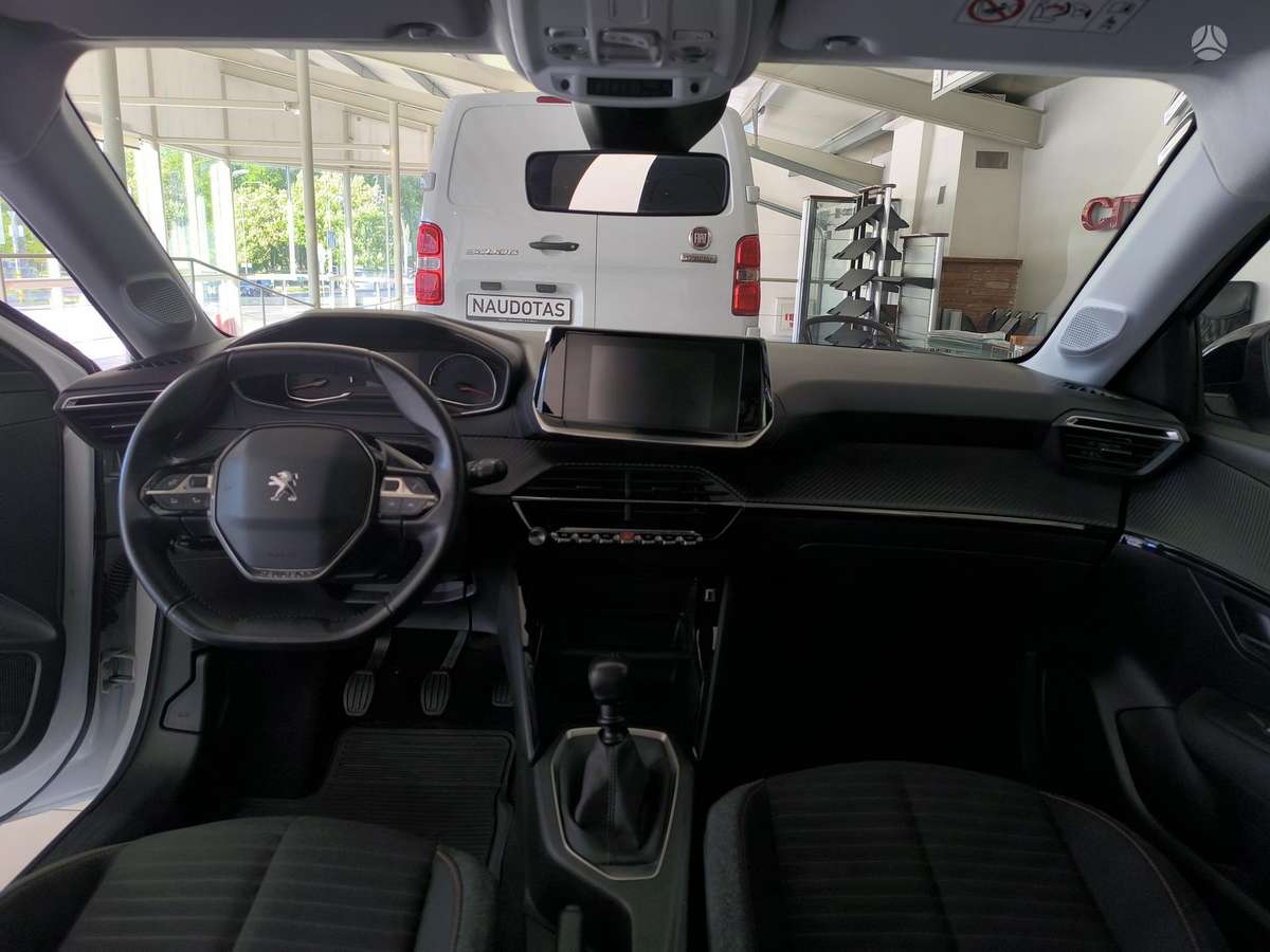 Peugeot 208 - 8