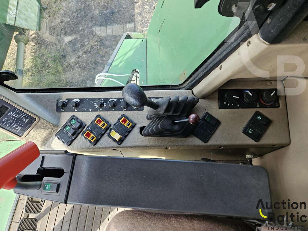 John Deere 2064, kombainai