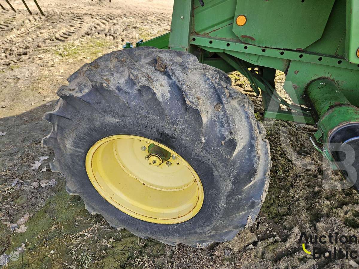 John Deere 2064, kombainai