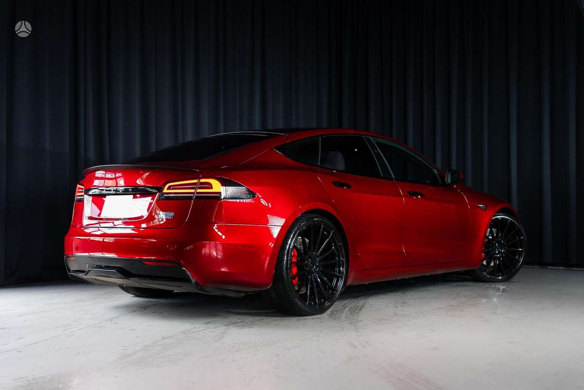 Tesla Model S, Седан