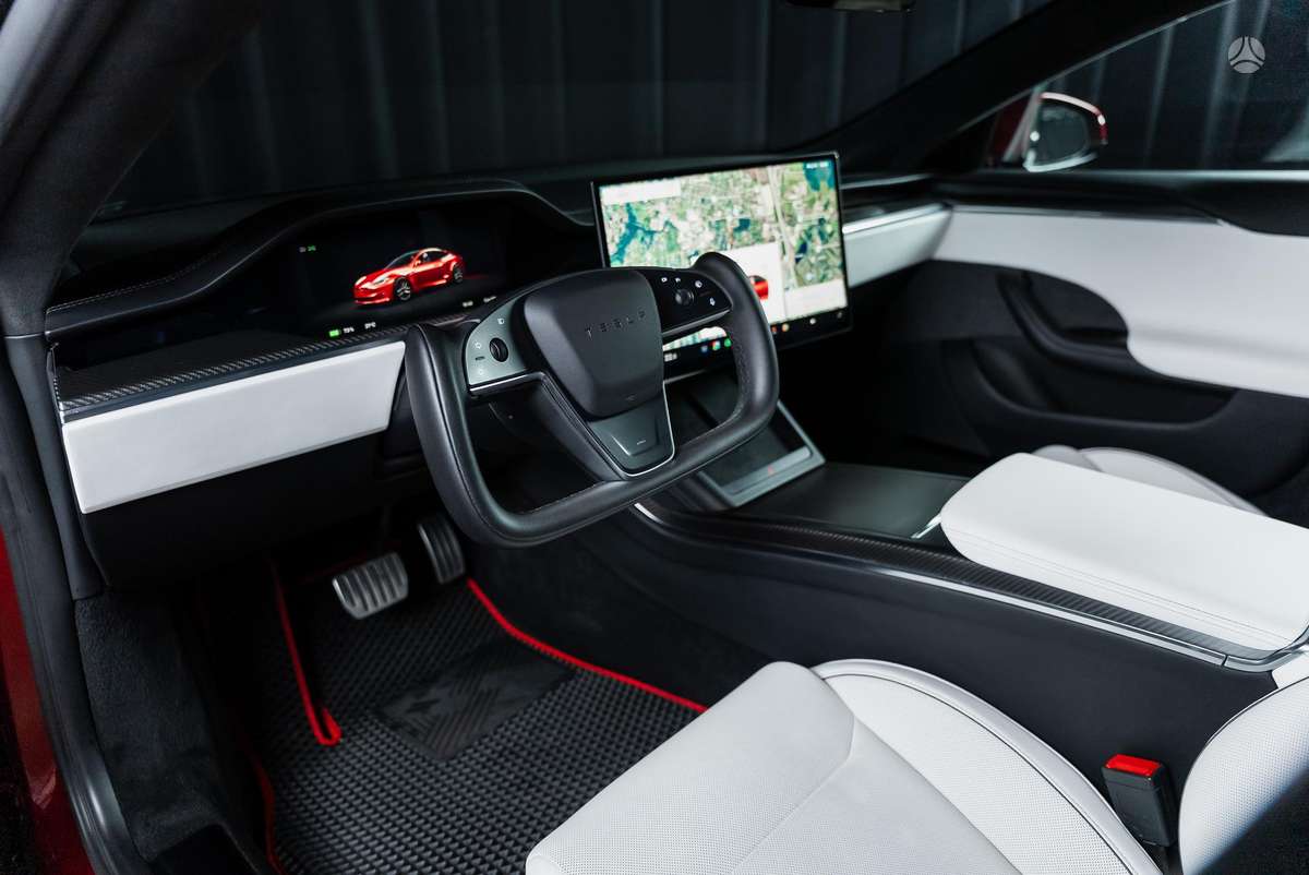 Tesla Model S, Седан