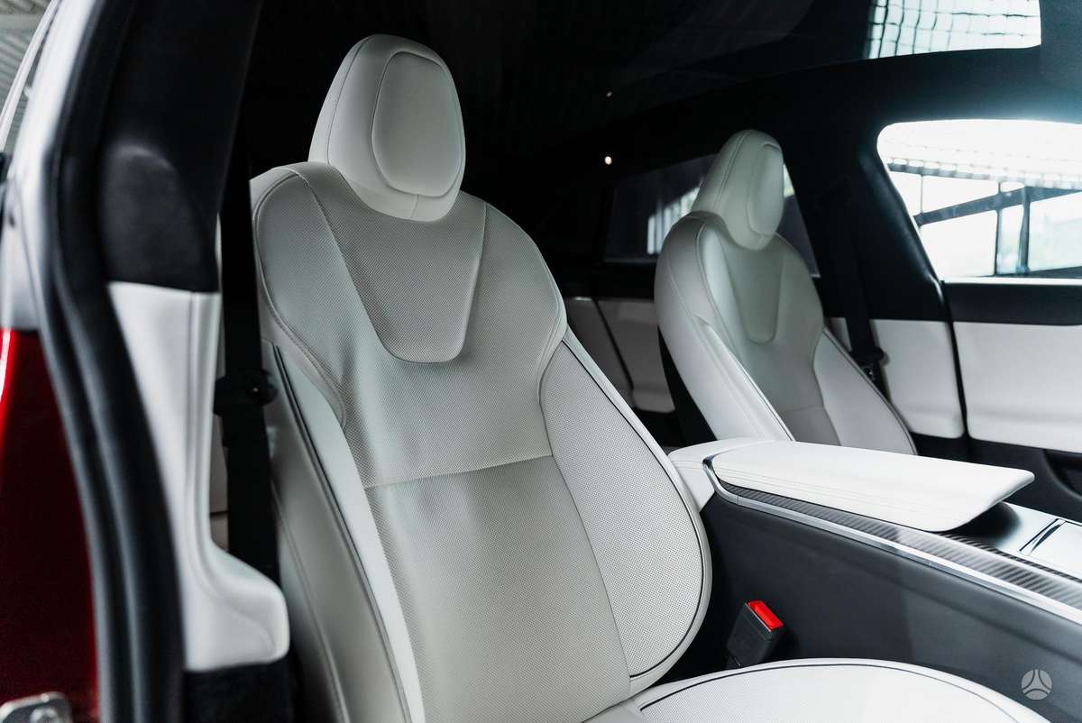 Tesla Model S, sedanas