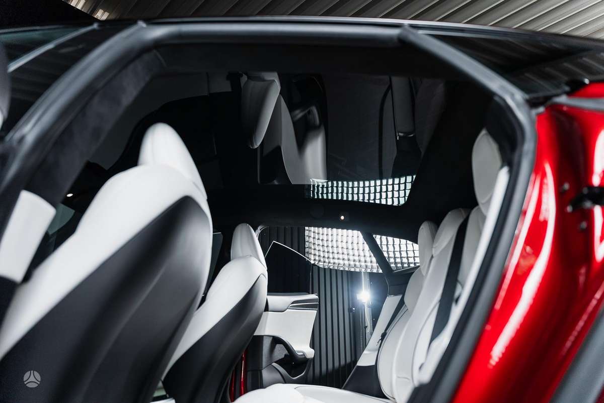 Tesla Model S, sedanas
