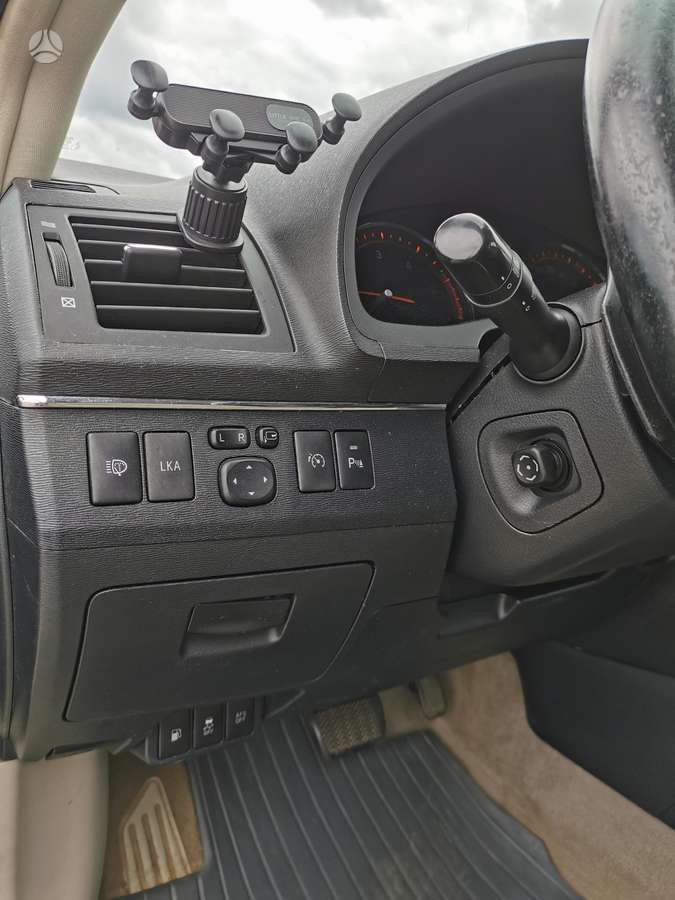 Toyota Avensis - 11