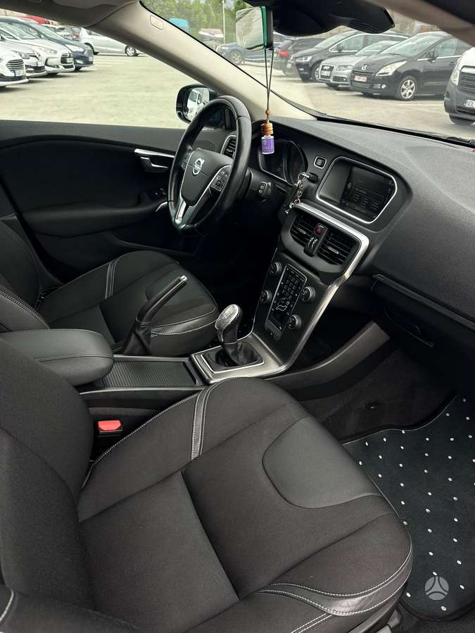 Volvo V40, 1.6 l., hatchback