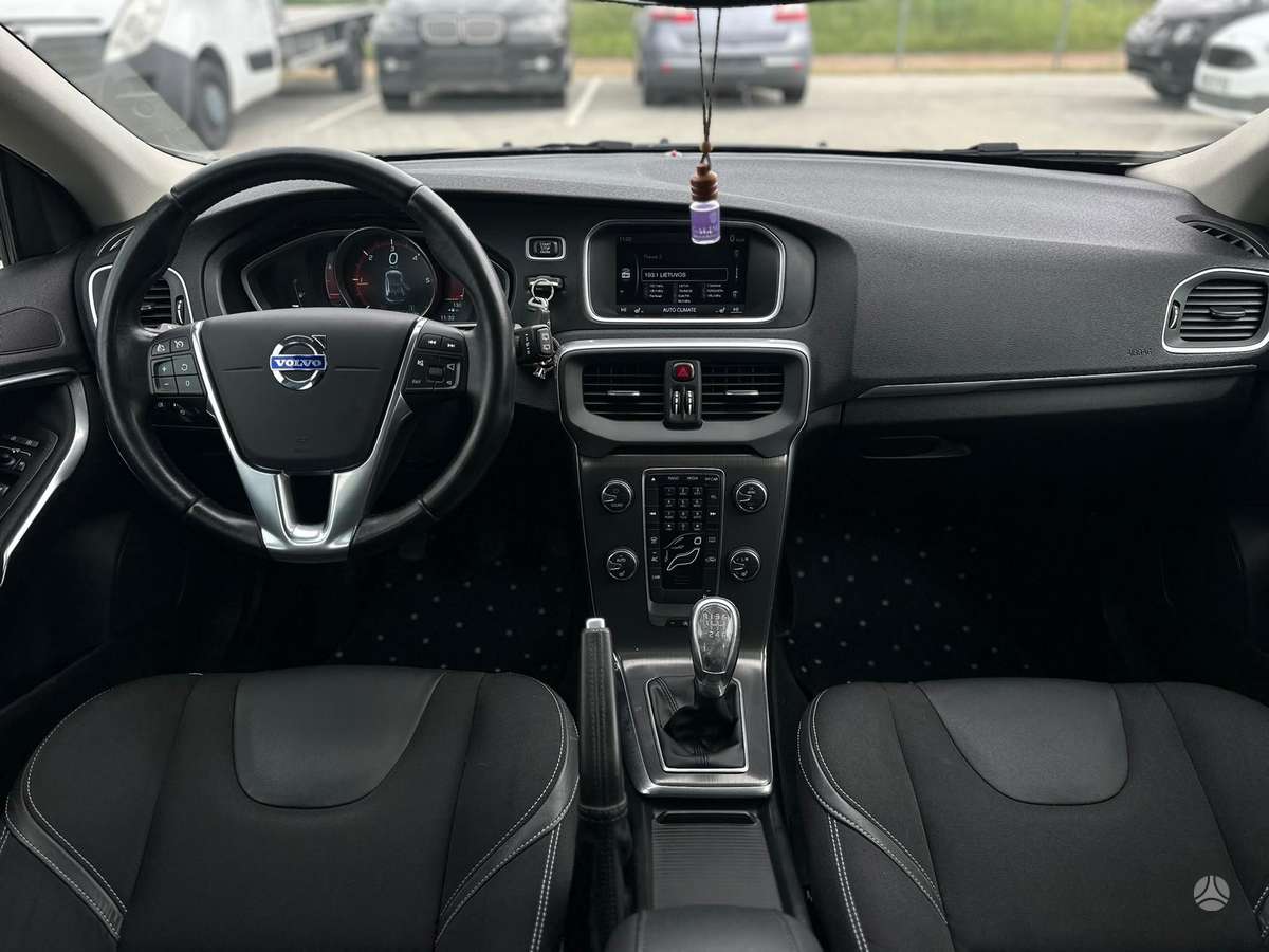 Volvo V40, 1.6 l., hatchback