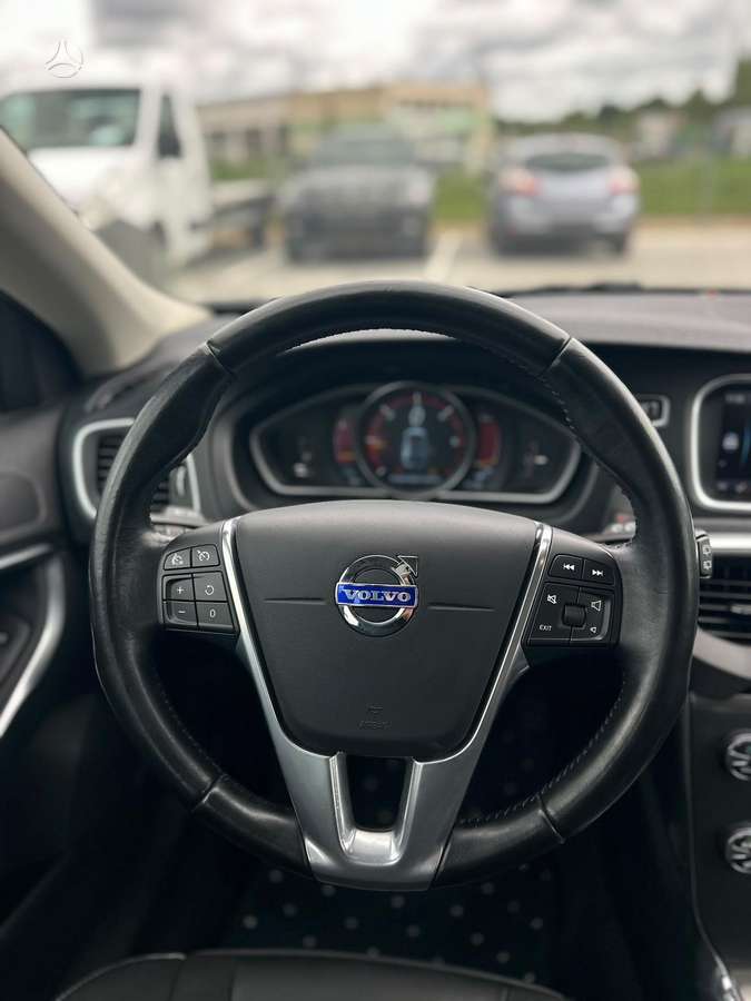 Volvo V40, 1.6 l., hatchback