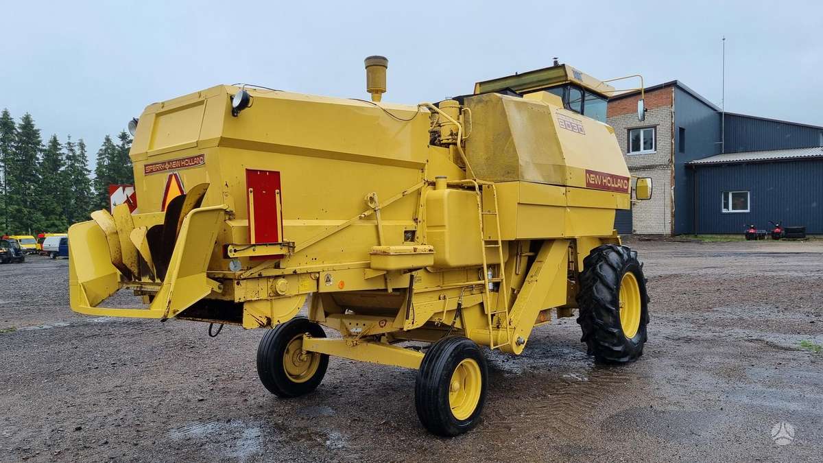 New Holland 8030, combine harvesters
