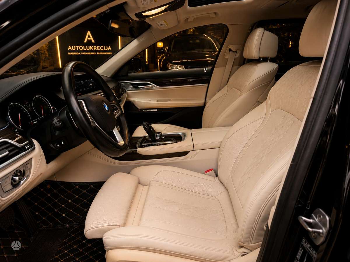 BMW 750, 4.4 l., Седан