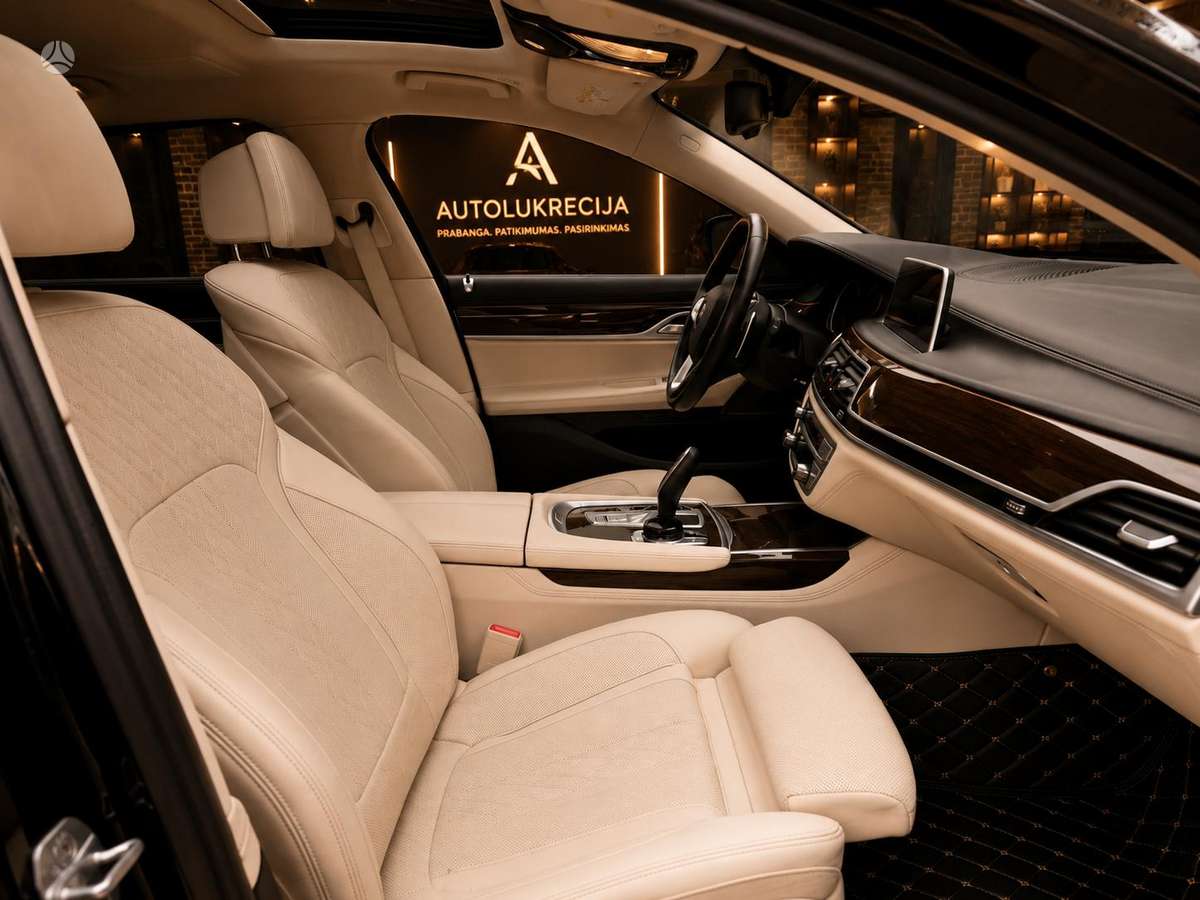 BMW 750, 4.4 l., Седан