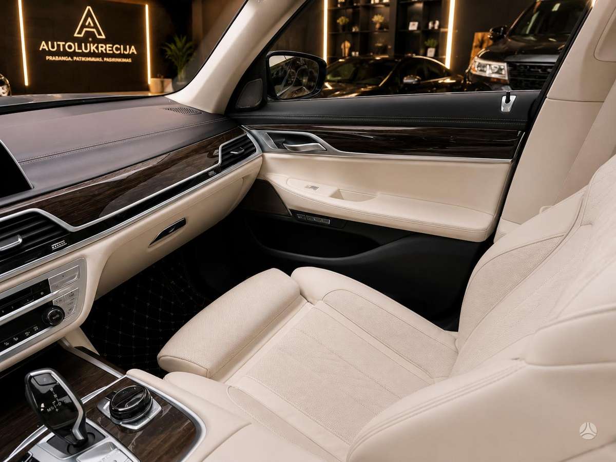 BMW 750, 4.4 l., Седан