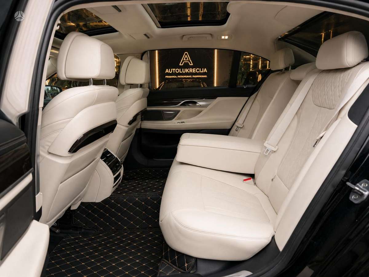 BMW 750, 4.4 l., Седан