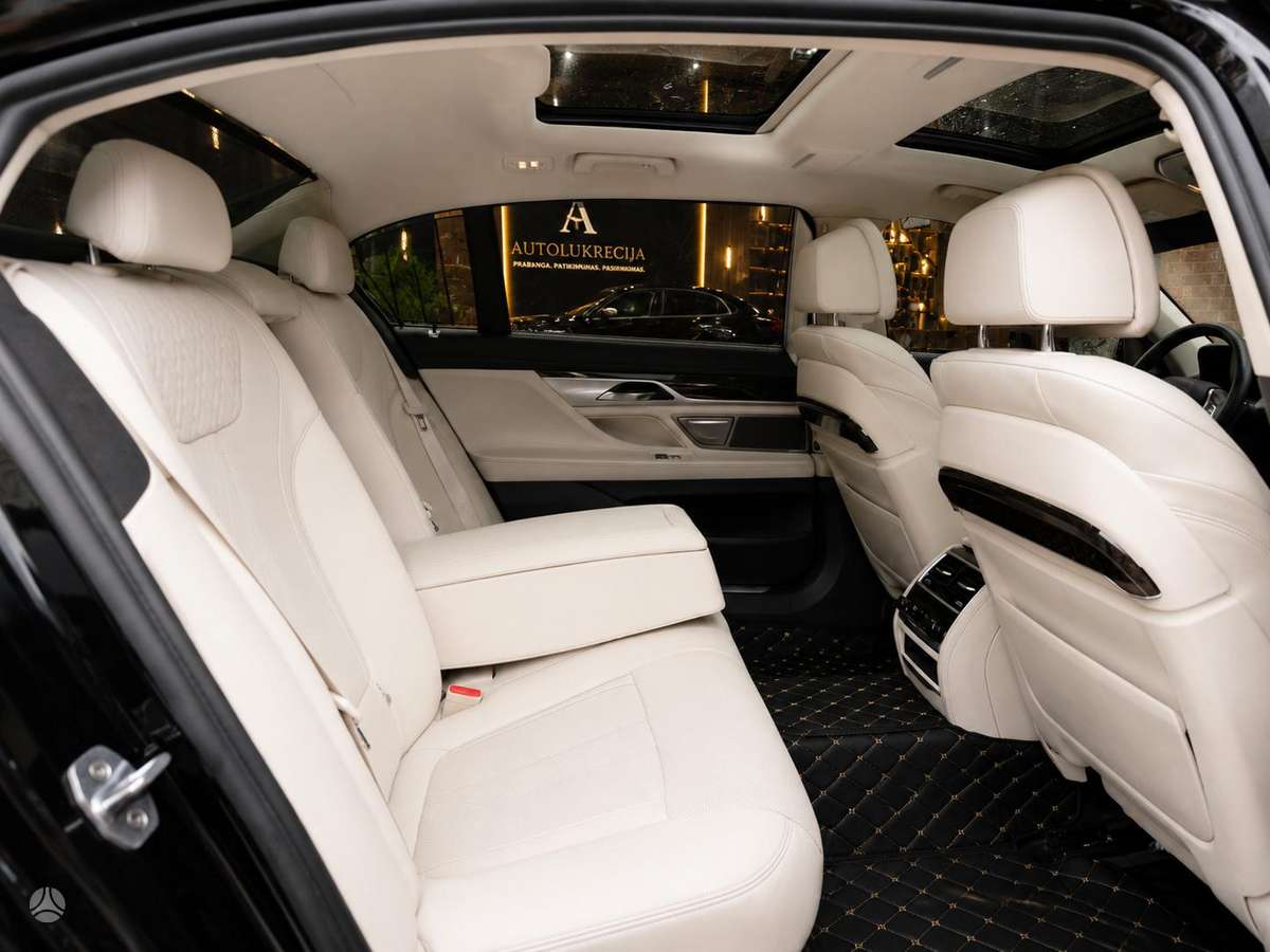 BMW 750, 4.4 l., Седан