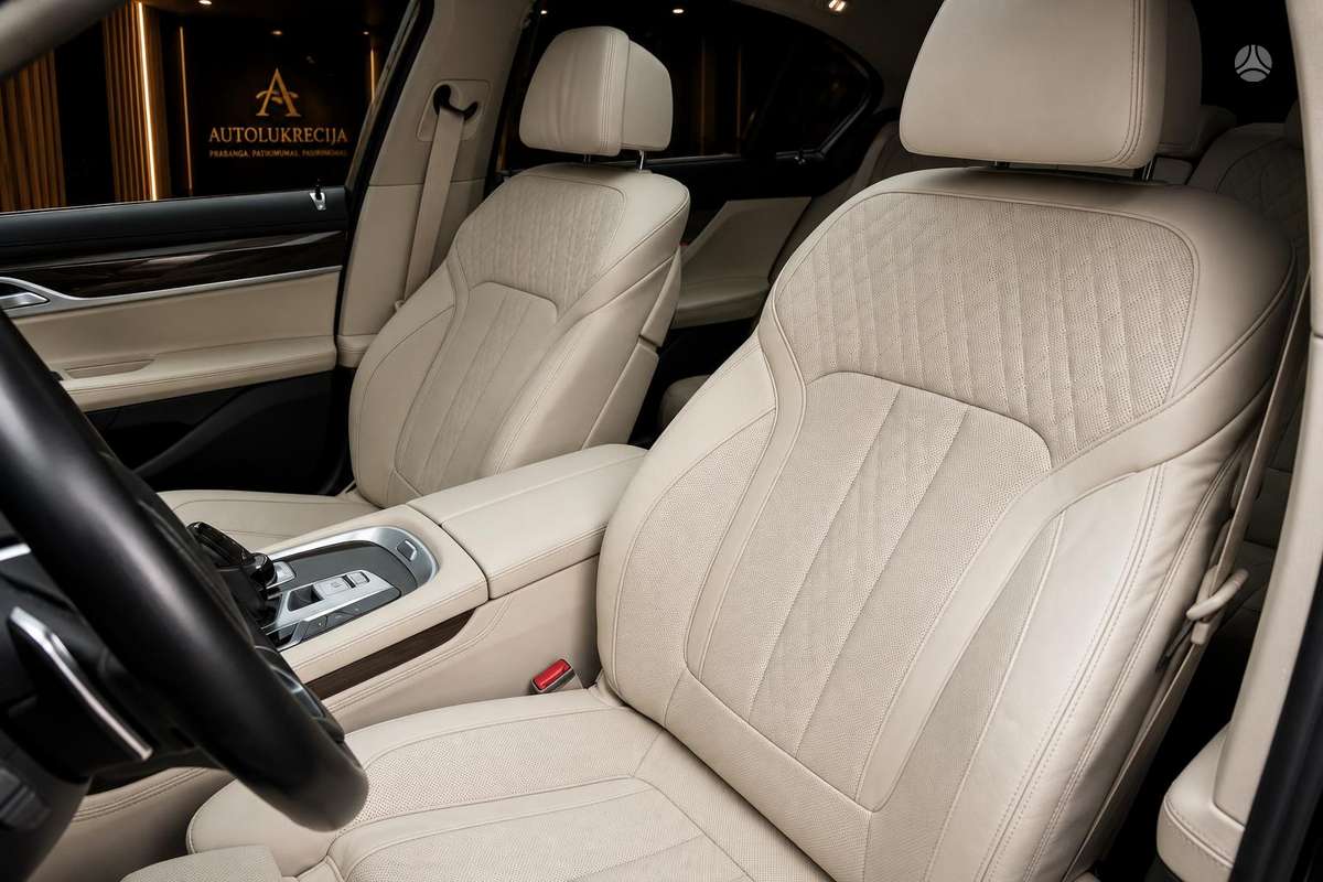 BMW 750, 4.4 l., Седан