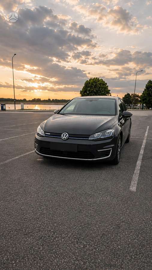 Volkswagen Golf - 1