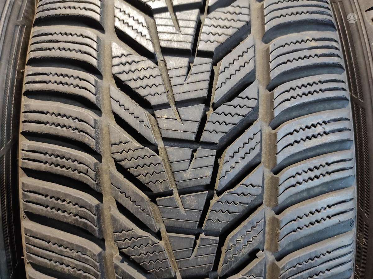 Hankook, žieminės 235/45 R20