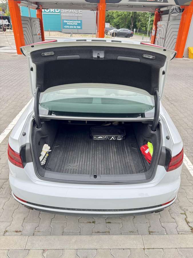 Audi A4, 2.0 l., Седан