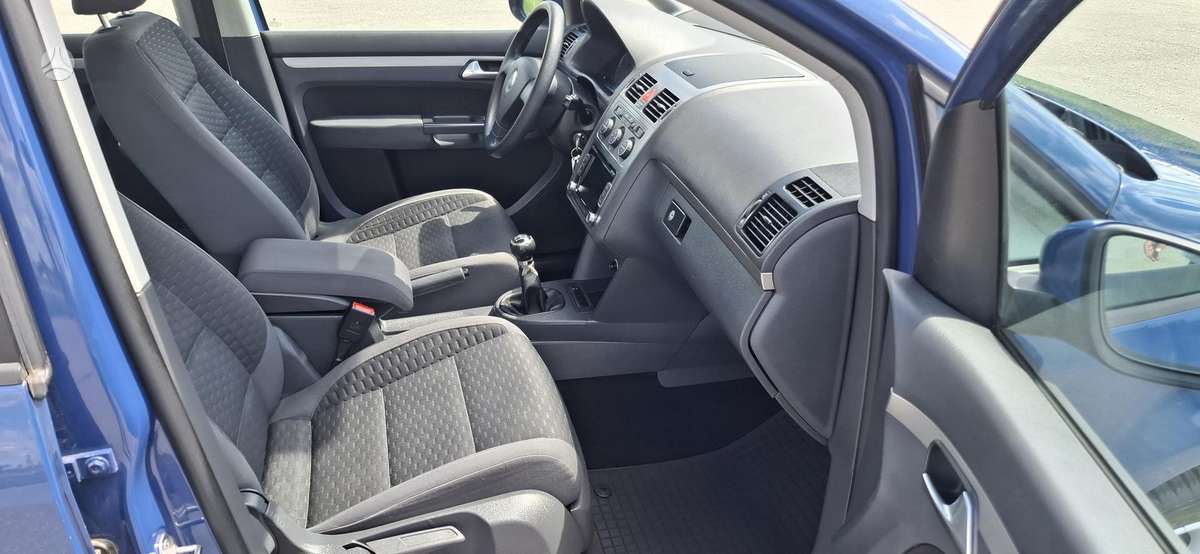 Volkswagen Touran - 12