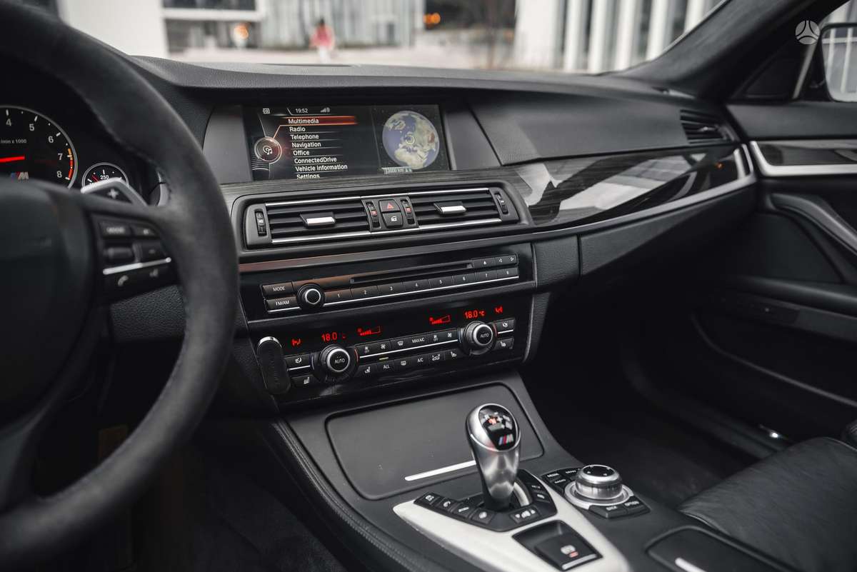 BMW M5, 4.4 l., Седан